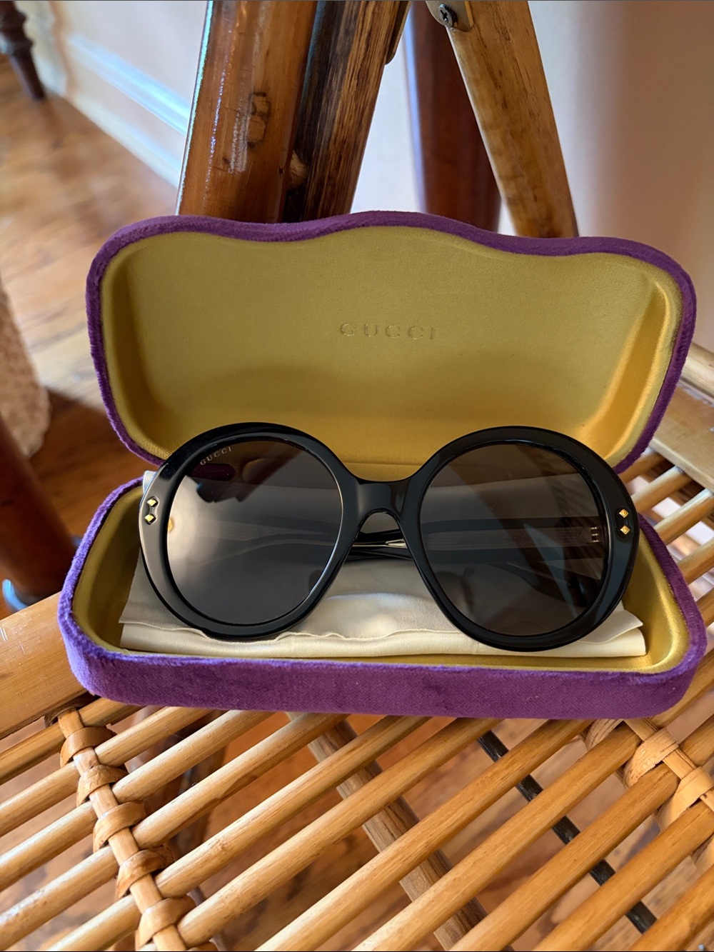 Gucci black oversized round sunglasses GG1081S - Picture 2 of 5